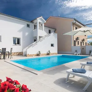  Apartment House Lijan